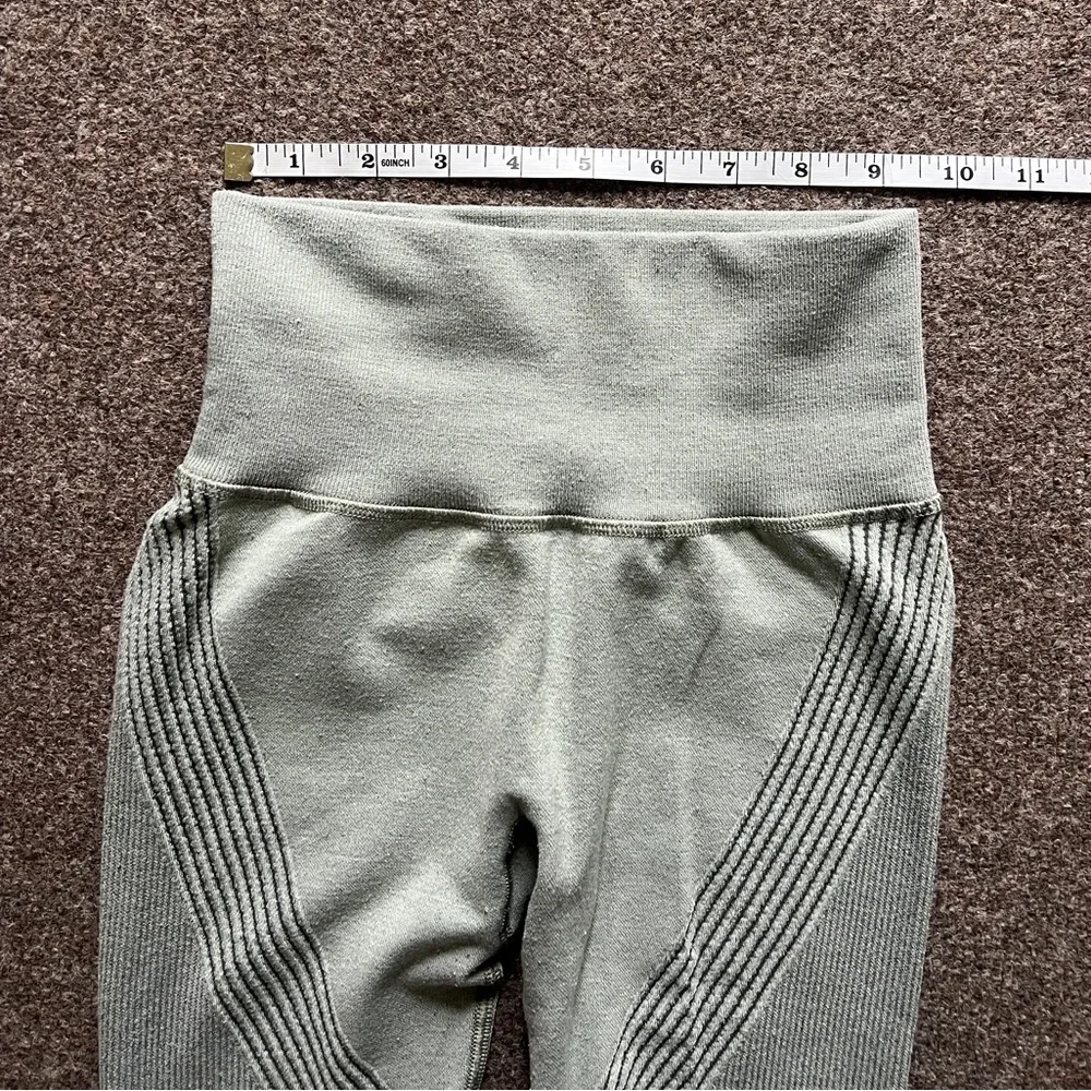 Lululemon Aerial Silk Tight Grey Sage Green Seamless Knit Leggings 28” Size 2_10